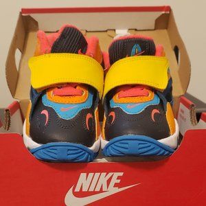 Nike Tennis Shoes size 6c (Speed Turf)